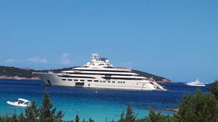 Poveri oligarchi, senza i mega yacht non restano che i pedalò
