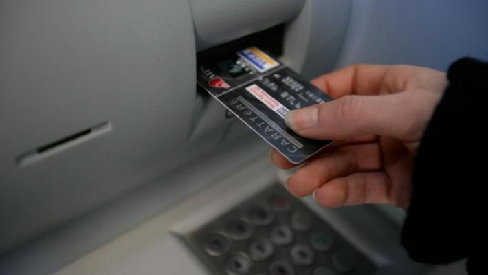 Si impossessa di una carta bancomat e va a fare la spesa: denunciato