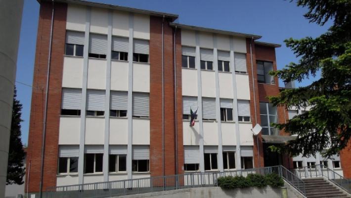 Il compito in classe, poi la rabbia: ragazzo strattona l'insegnante