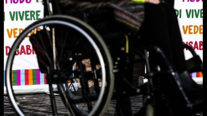 Aiuta da anni il  figlio disabile, paese premia la mamma