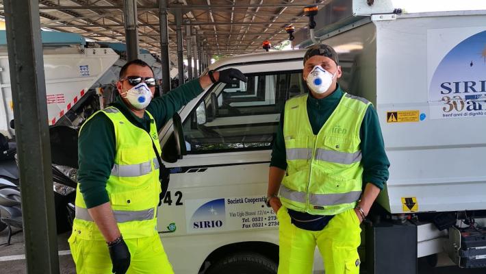 Gli operatori ecologici: «Un lavoro non facile, ma la gente ci dice "grazie"»