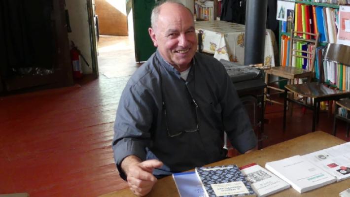 Don Sandro, migliaia di chilometri a piedi per rivendicare la proprietà del sagrato