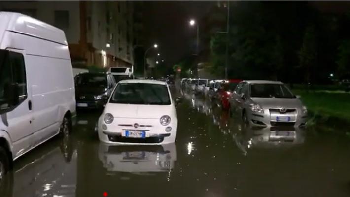 Nubifragio su Milano nella notte, esonda il Seveso: le immagini delle strade allagate