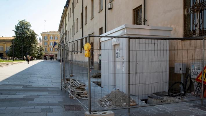 Nuovi bagni vicino al Comune e in piazza della Pace: fioccano le critiche
