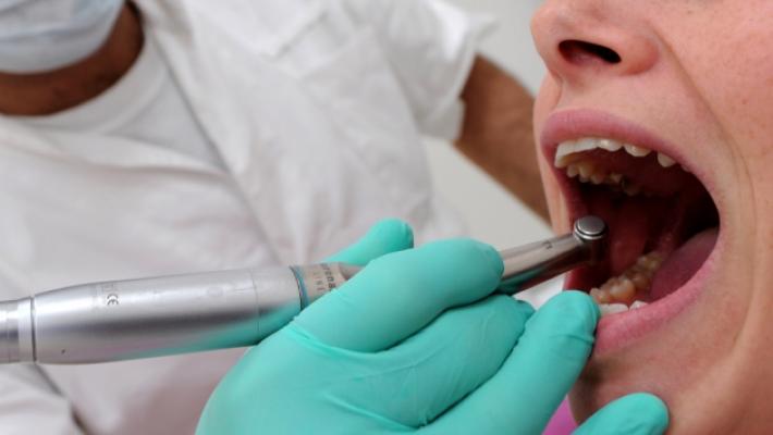 «Quel bacio rubato? È inventato». Fine dell'incubo per un dentista