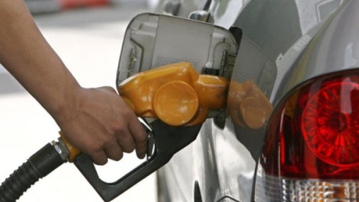 Gasolio, in autostrada il prezzo arriva a 2 euro e mezzo al litro: la denuncia del Codacons 