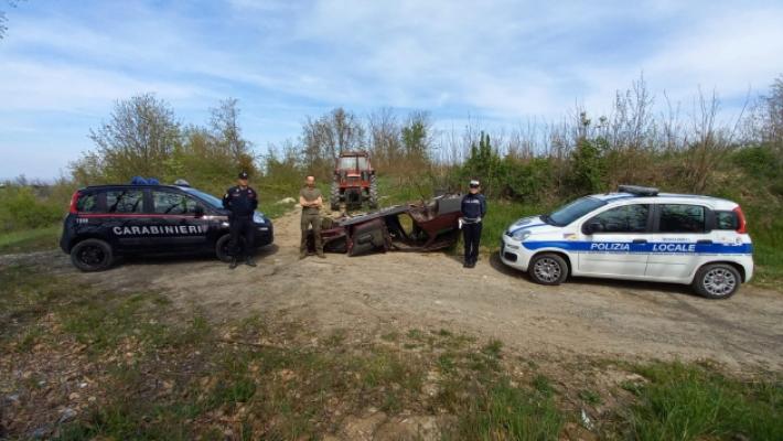 Auto abbandonata nel bosco da anni: rimossa con un trattore