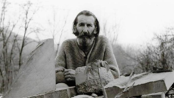 Marmo, legno, metallo, le mani di Varo: così il suo silenzio diventava arte
