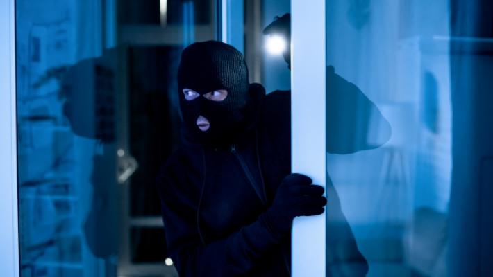 Raid nella villetta e fuga con l'automobile rubata ai padroni di casa