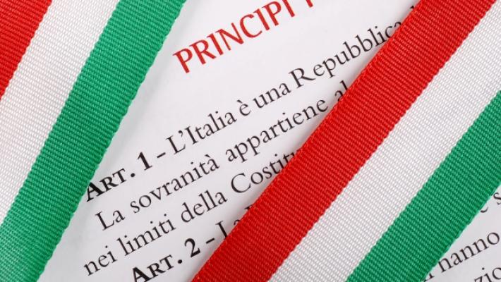 La denuncia dell'Anpi: «Spariti per due volte i cartelli con la Costituzione italiana»