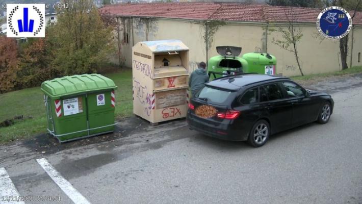 Rifiuti, con le telecamere a «caccia» degli incivili: 100 multe in un anno