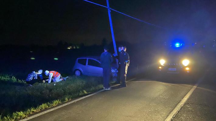 Sorbolo, in stato di alterazione finisce fuori strada e danneggia palo della telefonia