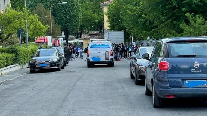 Langhirano, auto in transito nonostante i divieti: studenti in pericolo