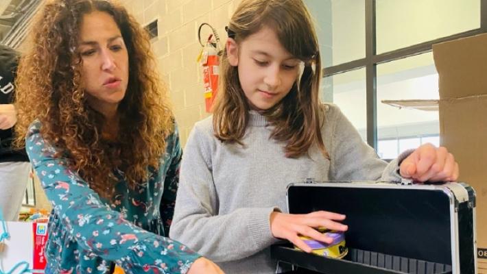 Con "La valigia di Marco e Anna" i bimbi giocano alla pace. E ora c'è il sogno della giocheria mobile