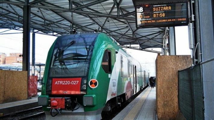 Malmena il capotreno e il macchinista. Fatto scendere a Sorbolo, prende a sassate i vagoni