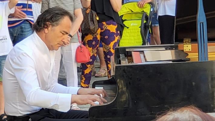 L'esibizione a sorpresa del «pianista fuori posto»
