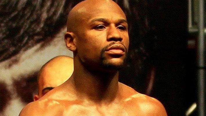 Dalla piscina alla discoteca, notte folle per Floyd Mayweather