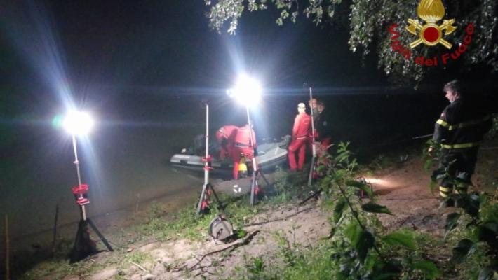 Individuato l'aereo precipitato nel Tevere, si cerca il disperso