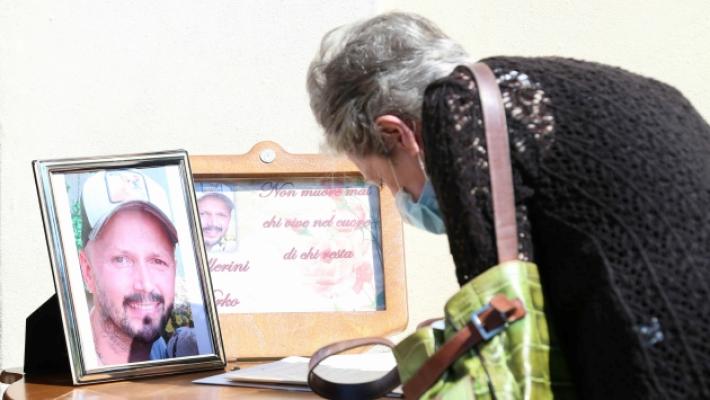 «Ciao Mirko», una folla commossa per l'ultimo saluto a Ballerini