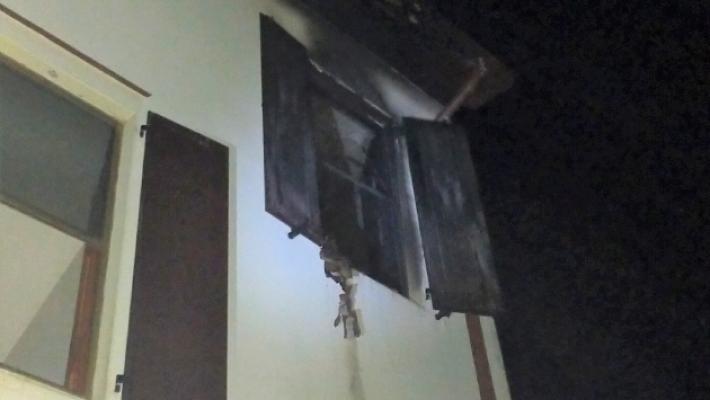 Casa in fiamme a Siccomonte: anziana si salva all'ultimo momento