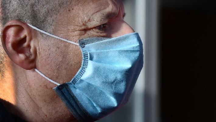 Test gratuiti per tutti i bagnini in Toscana. A New York, distributori di mascherine. Risale il numero di morti in Inghilterra