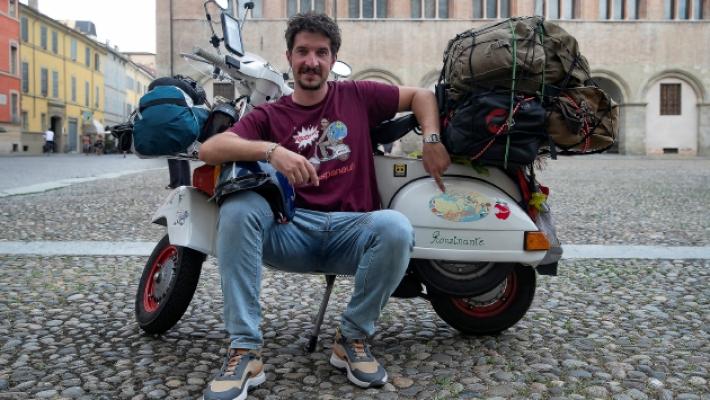 Da Parma in Bangladesh in vespa per conoscere la giovane che ha adottato a distanza