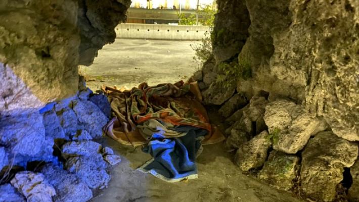 Stazione, sfrattati gli «inquilini» del monumento a Bottego