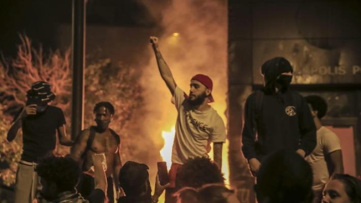 Minneapolis, terza notte di disordini: incendiato il commissariato. Gli agenti del caso Floyd non collaborano