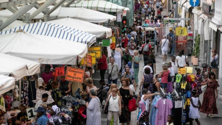 Parma semideserta, ma al mercato della Ghiaia c'&egrave; il pienone