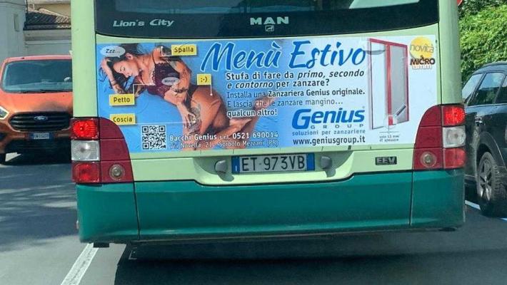 'La pubblicità che viaggia coi bus? La donna come tagli da macelleria'. E dopo le proteste, la sostituzione