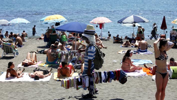 Compra una borsa falsa, 600 euro di multa a una  bagnante a Forte dei Marmi