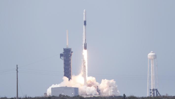 Space X: partita la Crew  Dragon di Musk, l’America torna nello spazio dopo 9 anni