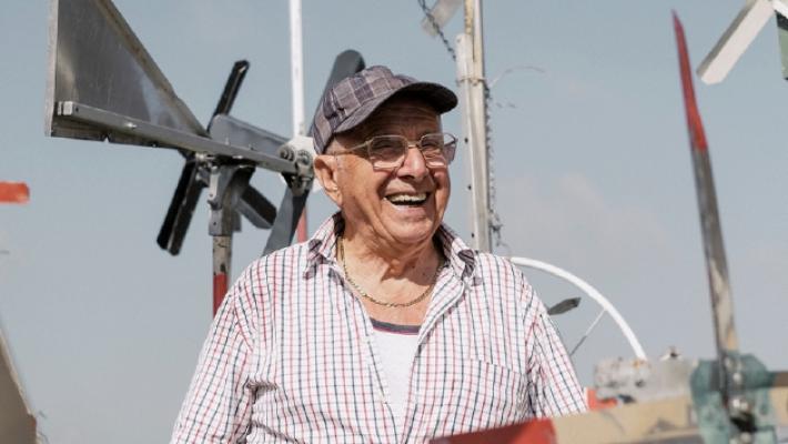 Giacomo, l'artista del vento che affascina i bambini