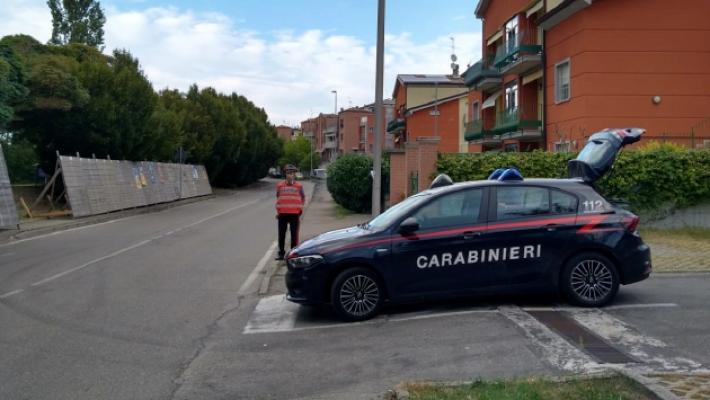 Lite tra due 18enni in centro: uno prende a cinghiate l'altro