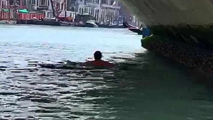 Uomo annega nel Canal Grande a Venezia, forse tentava un bagno