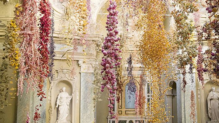 Rebecca Louise Law conquista Parma con 200mila fiori: mostra prorogata fino al 19 dicembre