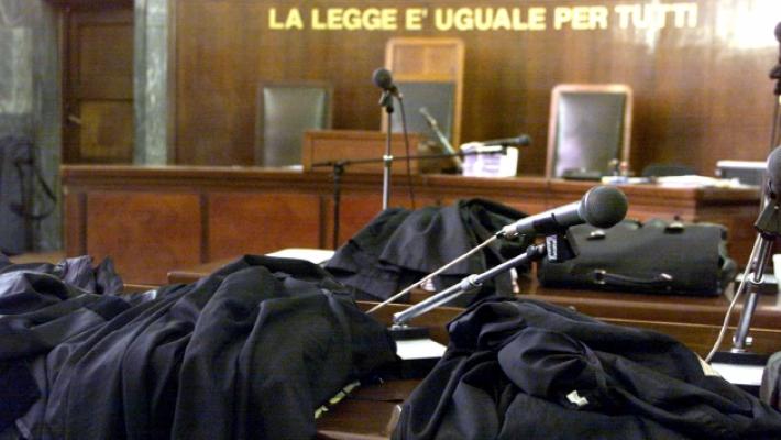 Inseguito e placcato dopo lo scippo, patteggia 2 anni e 2 mesi