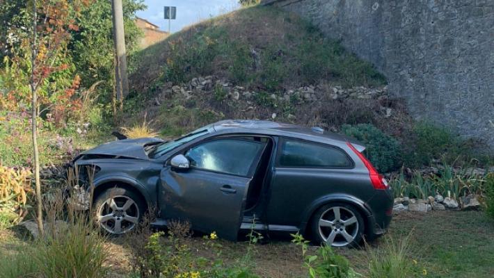Auto vola giù dal ponte di Sivizzano