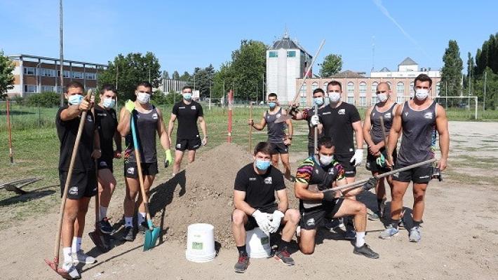 Manovali per un giorno: le Zebre fanno squadra e si allenano con secchi e badili