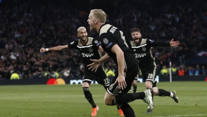 Ajax, scende il prezzo di Van de Beek