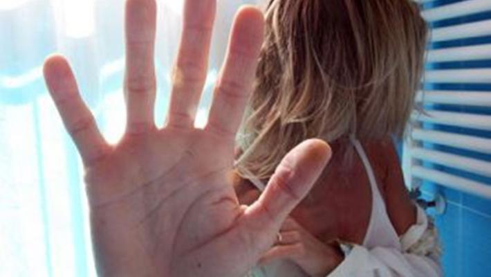 Il papà prende di nuovo a pugni la mamma:  il figlio chiama il 112 e la salva