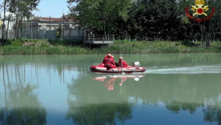 Tenta di recuperare il pallone nel fiume , 11enne affoga