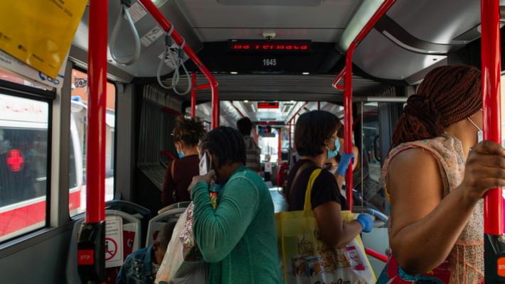 I parmigiani sui bus? Mascherina sì ma poco distanziamento