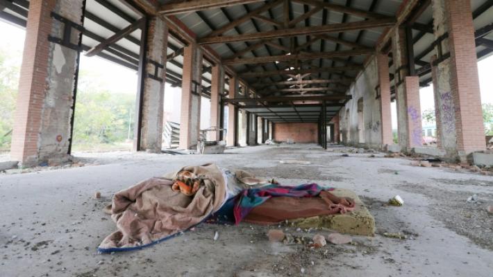 L'ex scalo merci di viale Fratti: degrado e miseria