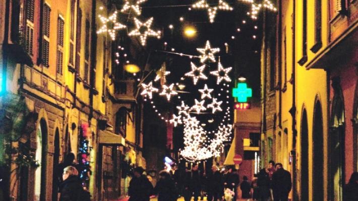 Dilemma di Natale per i sindaci: luminarie sì, o luminarie no?