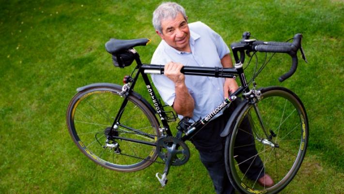 L'ex ciclista professionista Gualazzini: «Una buca e sono finito per terra con tante ossa rotte»