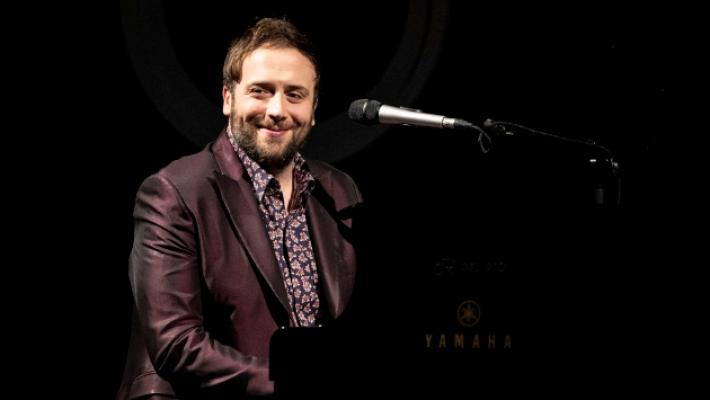 Raphael Gualazzi al Magnani: «Fare musica è cercare se stessi»