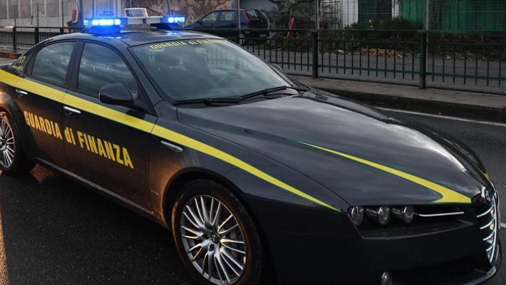 Pagavano  per alterare i concorsi per le forze dell'ordine: 8 arresti