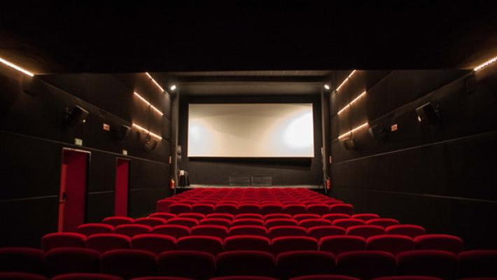 Cinema e teatro: ammessi più spettatori (200 al chiuso)