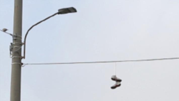 «Shoefiti», scarpe appese per dire «qui si spaccia»